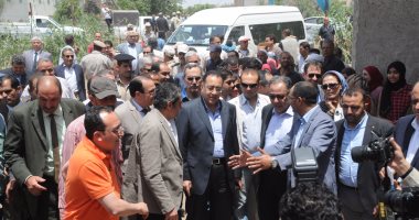 أهالى عزبة بهى الدين بالدقهلية يقابلون وزير الإسكان بالزغاريد