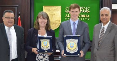 جون كاسن يشيد بمركز تعليم العربية بجامعة الإسكندرية لغير الناطقين بها