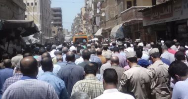 بالصور.. هتافات ضد الإرهاب ومطالبة بالقصاص أثناء تشييع جثمان شهيد فوه بالعريش