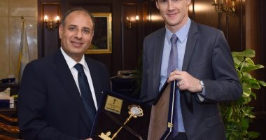 سفير بريطانيا يبدى إستعداد بلادة للتعاون فى تدوير القمامة بالإسكندرية