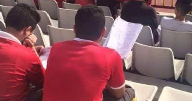 حب الأهلى والزمالك أهم من الامتحان.. مشجعو القطبين عين على الملعب وأخرى بالكتاب