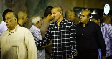 بالصور.. مؤمن زكريا وكهربا وشريف إكرامى فى عزاء شقيق حسام عاشور