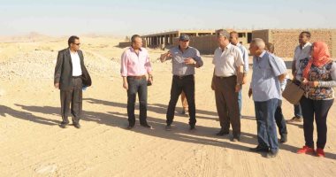 بالصور.. محافظ الأقصر يتفقد منطقة البغدادى الصناعية