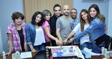 شاهد زينة فى كواليس المسلسل الإذاعى الرمضانى "كابتن فرشيحة"