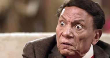 شاهد.. كيف تعامل الزعيم عادل إمام مع لص هاجمه فى القطار
