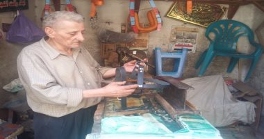 بالصور.. عم جلال يتحول من صناعة سروج الخيل لسرج الكلاب بعد اندثار المهنة