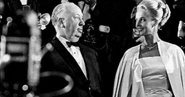 شاهد.. الفريد هيتشكوك بصحبة تيبى هدرن بمهرجان كان السينمائى عام 1963