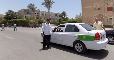 بالصور.. حملة مرورية على موقف السرفيس والتاكسى بطور سيناء