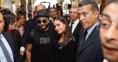 بالصور والفيديو .. تامر حسنى يصل المغرب وسط استقبال حافل من جمهوره  