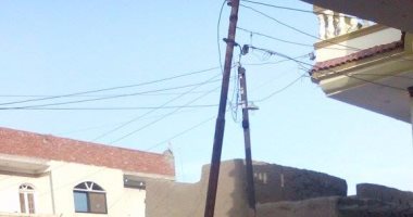 "قبل ما يقع".. مواطن فى السلطان غريب بالشرقية يطالب بصيانة عمود كهرباء مائل