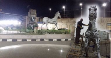 بالصور.. بعد انتهاء ظاهرة صناعة التماثيل المشوهة.. المحليات تشوه التماثيل الجميلة.. مدينة الزقازيق تشوه "حصان الخردة" بالأبيض والأسود.. ناحت التمثال: الحصان من الخردة وطلاؤه أضاع القيمة الفنية والجمالية للعمل