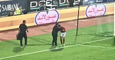 طبيب الأهلي يعالج مؤمن زكريا بعد إصابته بخلع فى الكتف