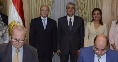 وزيرا الاستثمار والإنتاج الحربى يشهدان توقيع عقد لإنتاج طاقة شمسية من الرمال