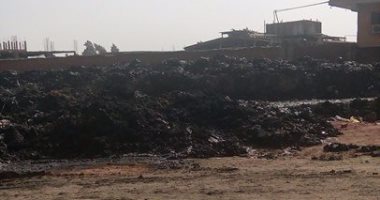 بالصور.. مواطن بأبوزعبل يطالب بإزالة مخلفات مصرف العكرشة 