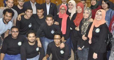 رئيس جامعة قناة السويس يكرم الفائزين في المؤتمر الطلابي الأول للبحوث