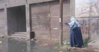 بالصور.. مياه الصرف الصحى تغرق الشوارع أمام مكتب تأمينات منوف بالمنوفية