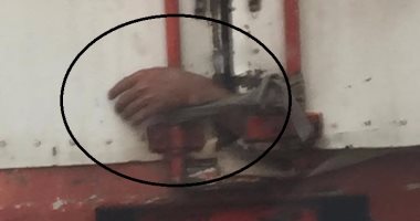 تداول صورة جثة تظهر من صندوق سيارة بالجيزة.. ومصدر أمنى: لم نتلق أى بلاغات