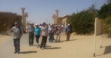 وفد انجليزى يزور منطقة آثار تونا الجبل بملوى فى المنيا