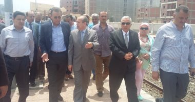بالفيديو.. وزير النقل من داخل محطة قطارات دمياط: "المنظر ده ميشجعش حد يركب"