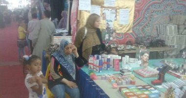 "فاطمة البطل" عجوز بدرجة مدير عام تتحدث 3 لغات وتعمل بائعة فى الوادى الجديد