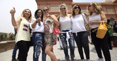 بالصور.. أسرة رونالدو تغادر المتحف المصرى فى طريقها للأهرامات