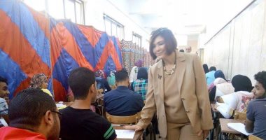 عميدة آداب عين شمس تتفقد لجان امتحانات التيرم الثانى