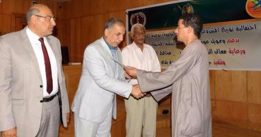  محافظة الأقصر تشهد تسليم المواطنين صكوك 60 مشروعا متناهى الصغر