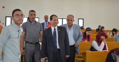 بالصور.. رئيس جامعة بورسعيد يتفقد امتحانات الفصل الدراسي الثاني بكلية التجارة