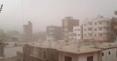 بالصور.. عاصفة ترابية تضرب شمال أسوان والأرصاد تحذر من الطقس السيئ
