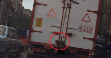 الأمن يكشف سر خروج يد من صندوق سيارة نقل أثاث.. ويؤكد: عامل نائم 