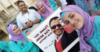 طلاب تربية عين شمس يكرمون مدرسهم: فرق بين اللى يعلمك بحب واللى مش فارق معاه