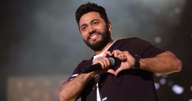 فيديو.. تامر حسنى يغنى "عيش بشوقك" مع معجبة من الصم والبكم 