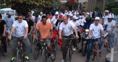 عميد طب عين شمس يقود ماراثوان بالدراجات احتفالا باليوم العالمى لغسيل الأيدى 
