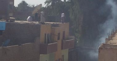 بالفيديو والصور.. النيران تلتهم 5 منازل ووحدة بيطرية بقرية بنى محمديات بأسيوط