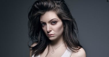 المغنية العالمية لورد تتصدر غلاف العدد الجديد لمجلة Elle النسائية