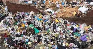 بالصور.. القمامة تحاصر الأهالى فى ميدان سرور بدمياط  
