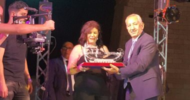 بالفيديو..رجل الأعمال كامل أبو على يكرم والدة رونالدو ويمنحها هدية "الأم المثالية"