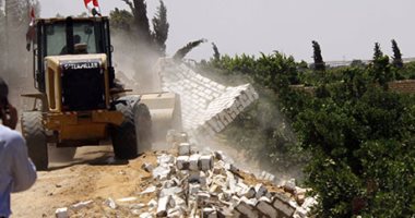بالصور.. إزالة أسوار ومبان على أراضى زراعية ملك الدولة بالإسماعيلية