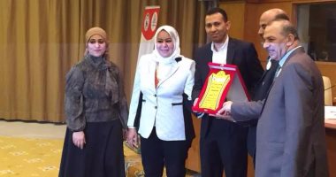 بالصور ..تكريم الزميل محمود عبد الراضى بمؤتمر سفراء الشباب والمرأة العرب 