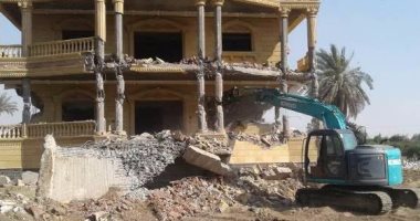 بالصور.. إزالة قصر مقام بالمخالفة على أرض زراعية بمركز بلبيس