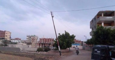 بالصور.. أعمدة الكهرباء تهدد حياة المارة فى قرية (السلطان غريب -عرب نصار) بالشرقية 