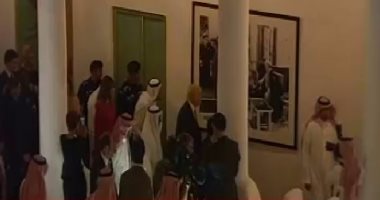 بالفيديو.. "ترامب" يتفقد لوحات مركز الملك عبد العزيز التاريخى