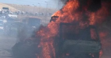 بالصور.. قارئ يرصد حريق سيارة بطريق الواحات فى أكتوبر وتوقف حركة المرور