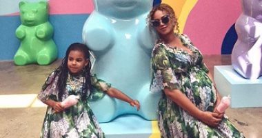 بالصور.. بيونسيه مع ابنتها وزوجها فى زيارة لـthe Museum of Ice Cream