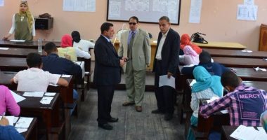 رئيس جامعة بورسعيد يتفقد امتحانات الفصل الدراسي الثاني
