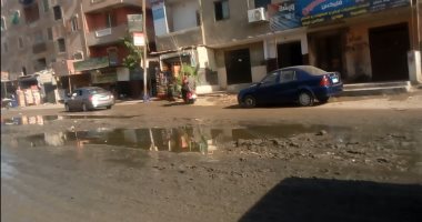 بالصور.. أهالى قرية طموه يستغيثون بمحافظ الجيزة.. الشوارع تغرق فى مياه الصرف