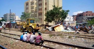 بالصور ..إزالة 85 حالة تعدى على أملاك السكك الحديدية بكفر البطيخ فى دمياط