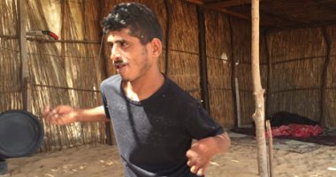 بالصور .. ماجد شاب سيناوى هزم الإعاقة من عشة بسيطة بقرية الروضة