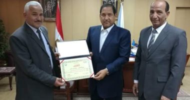 محافظ الغربية يكرم رئيس مدينة بسيون