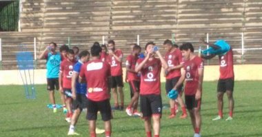 لاعبو الأهلي يقاومون الحرارة والرطوبة بالمياه قبل مواجهة القطن فى جاروة